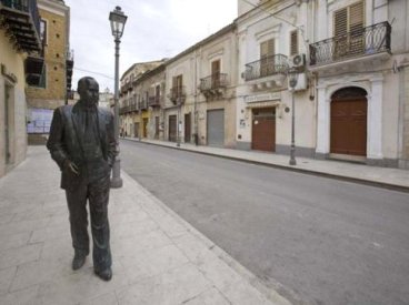 via_racalmuto_statua_sciascia_n